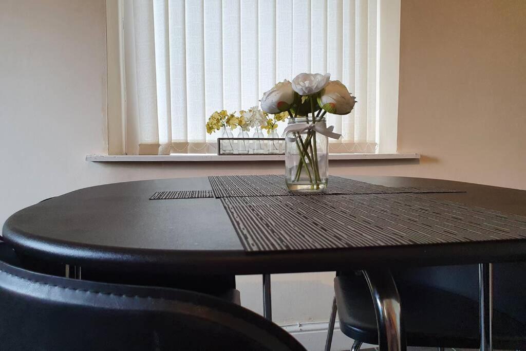 Pomfret House, 3 Bedrooms, Burnley Central, Contractors And Groups First Choice, Free Parking Bagian luar foto