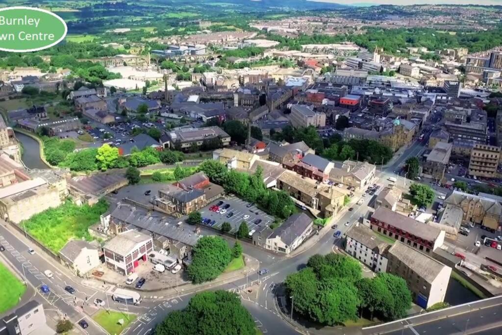 Pomfret House, 3 Bedrooms, Burnley Central, Contractors And Groups First Choice, Free Parking Bagian luar foto
