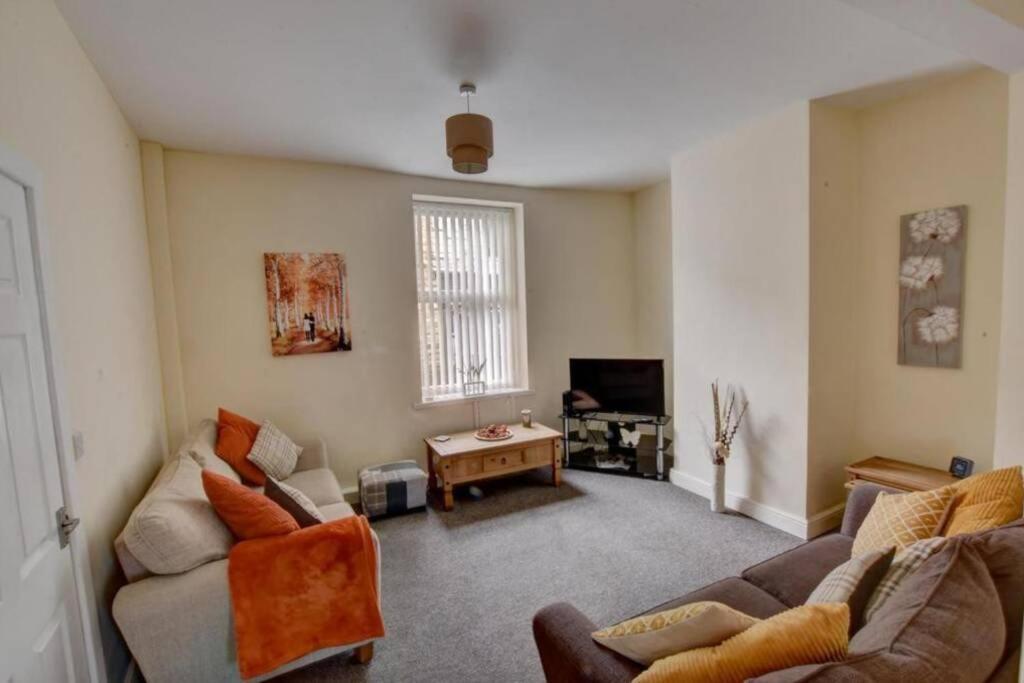 Pomfret House, 3 Bedrooms, Burnley Central, Contractors And Groups First Choice, Free Parking Bagian luar foto