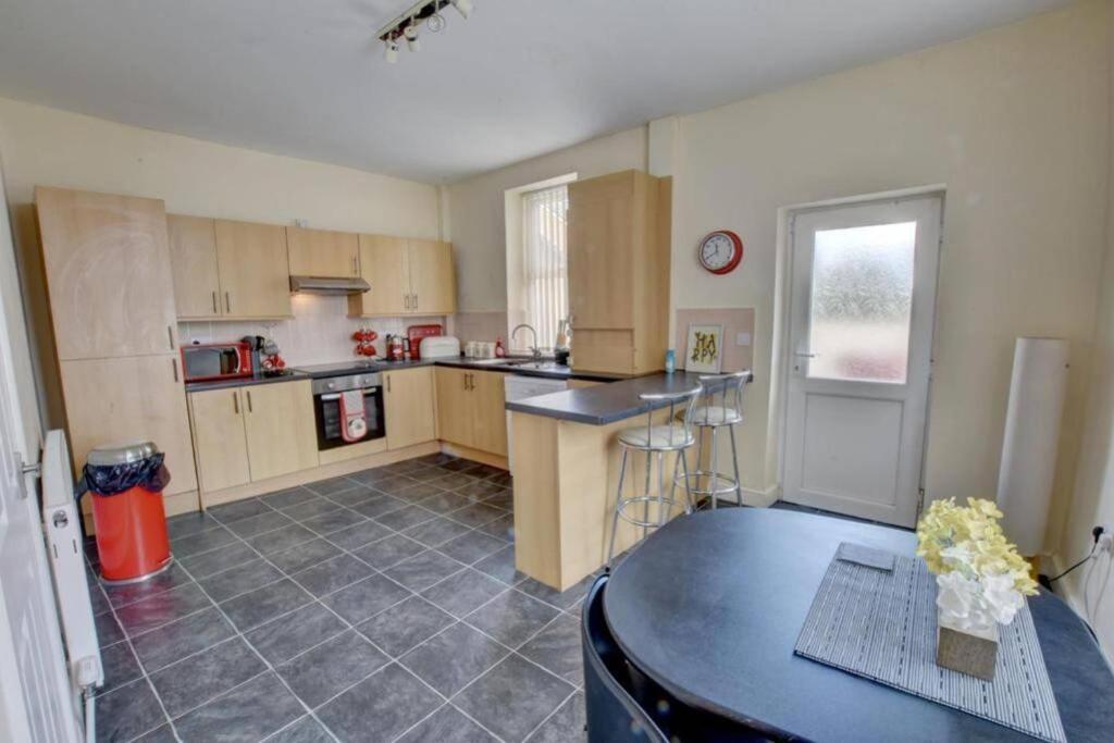 Pomfret House, 3 Bedrooms, Burnley Central, Contractors And Groups First Choice, Free Parking Bagian luar foto