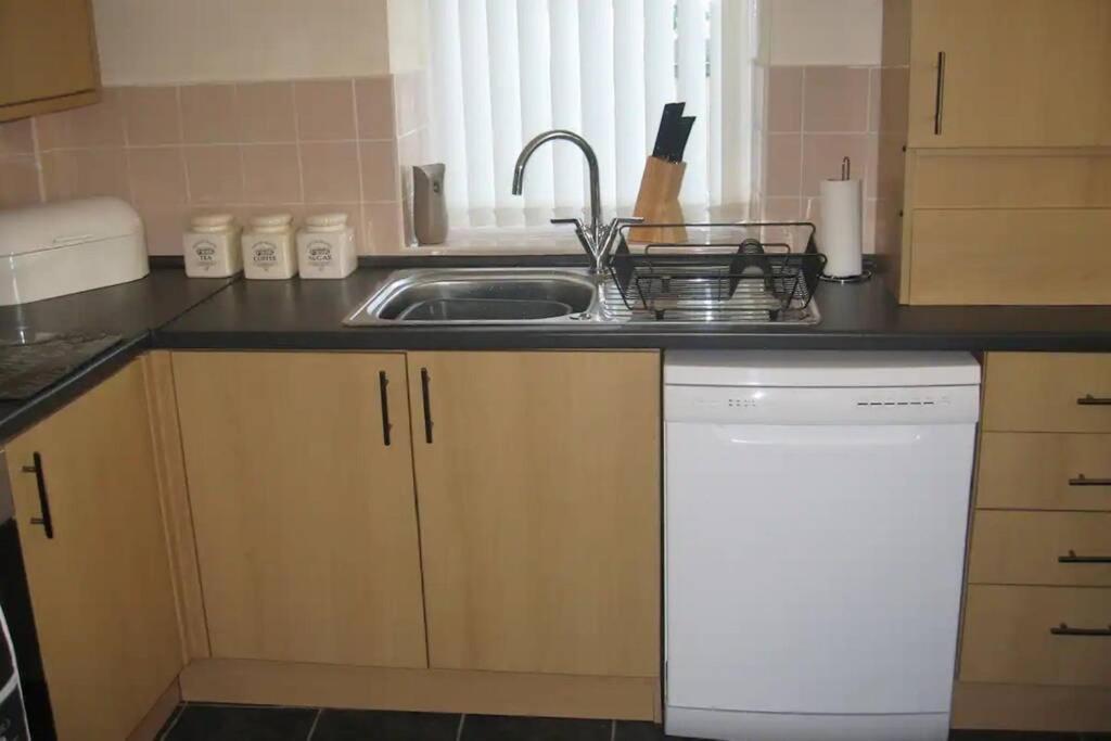 Pomfret House, 3 Bedrooms, Burnley Central, Contractors And Groups First Choice, Free Parking Bagian luar foto