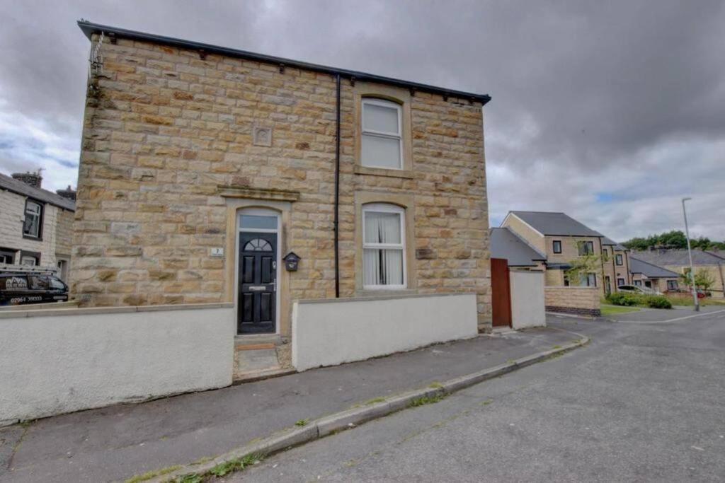 Pomfret House, 3 Bedrooms, Burnley Central, Contractors And Groups First Choice, Free Parking Bagian luar foto